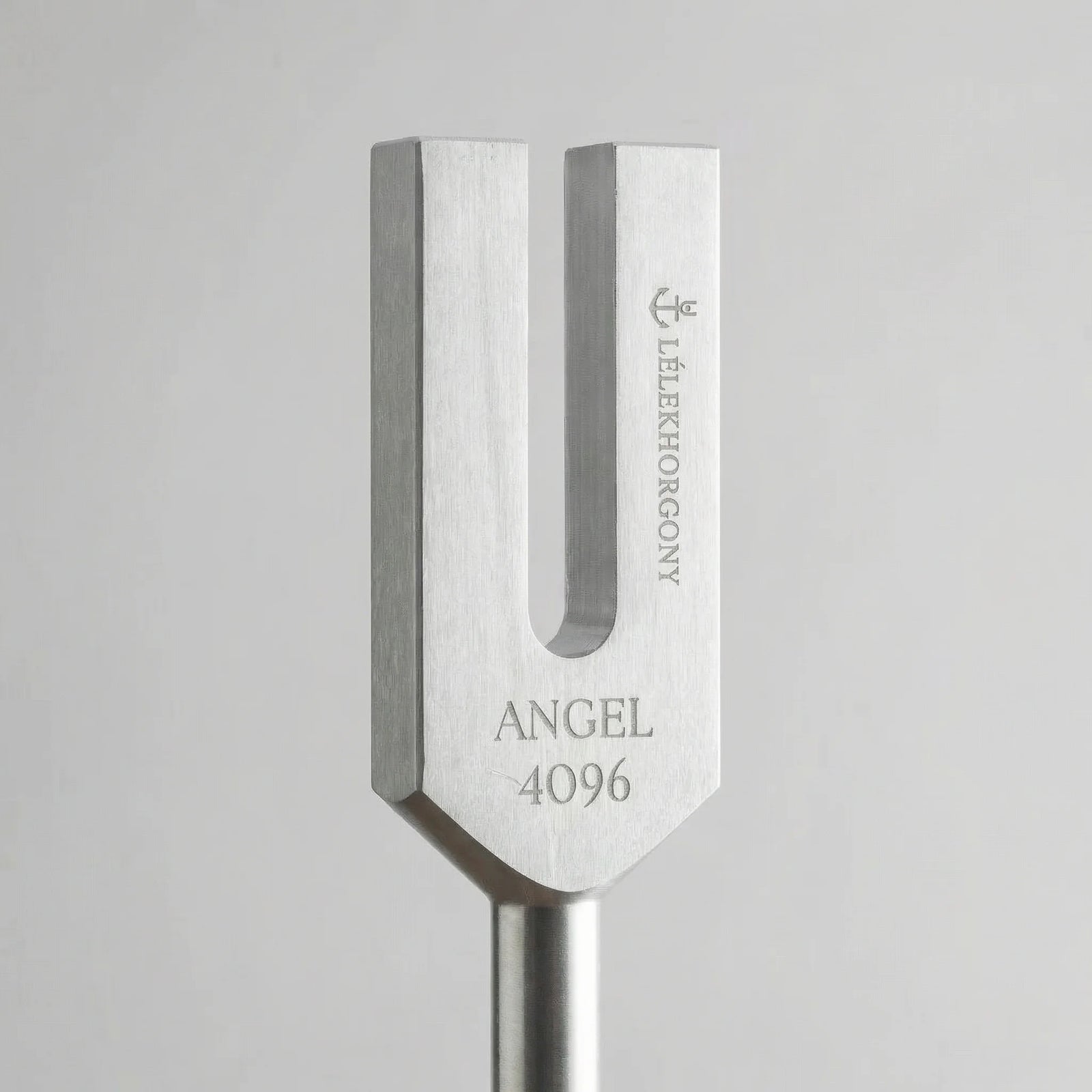 Gravírozott ANGEL 4096 felirat a hangvillán közelről